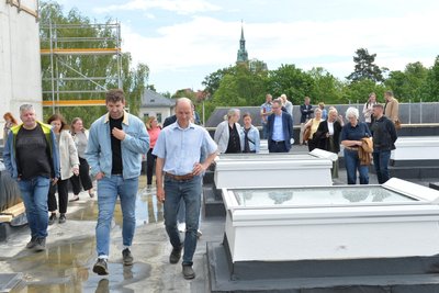 Zum Richtfest für das zentrale Bohrkern- und Probenarchiv in Freiberg machte Florian Jährling (M.), Sachgebietsleiter der SIB, eine Baustellenführung.