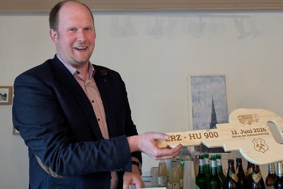 Oberwiesenthals Bürgermeister Jens Benedict überreichte den Hammerunterwiesenthalern als Geschenk unter anderem diesen Schlüssel.