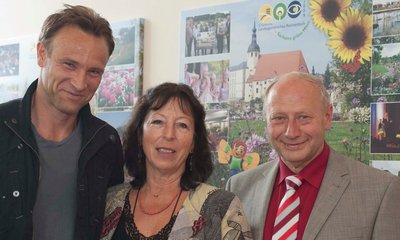 
              <p class="artikelinhalt">Überraschende Visite am Freitag im Büro von OB Dieter Kießling. "In aller Freundschaft"-Star Bernhard Bettermann hatte mit seiner Mutter Jutta Dyrchs-Jansen die Stadt seiner Vorfahren besucht. An den OB gab's die Einladung, bei einem Dreh in der Sachsenklinik aufzutreten. Dieter Kießling sagte zu und lud den Schauspieler zur 800-Jahr-Feier ein. Am 6. Juli gibt Oberarzt Dr. Martin Stein in Reichenbach Autogramme.</p>
            