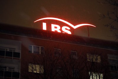 An dieser Leuchtreklame des Hauses hatte der Anwohner den Brand vermutet.
