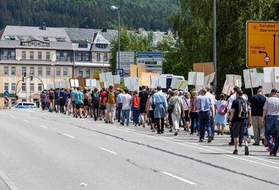 Teilnehmer des Schweigemarsches unterwegs.