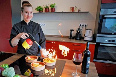 Stefanie Ludwig ist für ihren Beruf Feuer und Flamme. In ihrer Kocherlebnis-Welt an der Plauener Chamissostraße bietet sie regelmäßig Kochkurse an.