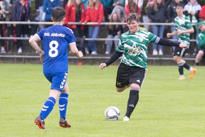 Zwei Torschützinnen im Duell: Marlies Pfaffl aus Jößnitz versucht, die Herolderin Sissy Lewerenz am Schuss zu hindern.
