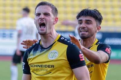 VFC-Stürmer Tyron Profis (links) schreit die Freude über sein Tor gegen den SC Freital heraus. Amaar Hussain (rechts) ist der erste Gratulant.