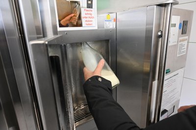 Frische Milch gibt es beim Automaten direkt an der Milchviehanlage des Wirtschaftshofes Sachsenland in Wittgensdorf.