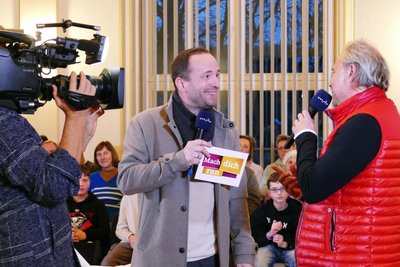 Mit seiner Sendung „Mach dich ran“ war Mario D. Richardt (Mitte) im vergangenen Jahr auch in Zschopau zu Gast, wo er Oberbürgermeister Arne Sigmund traf.