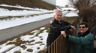 
              <p class="artikelinhalt">Peter Schneider (links) und Klaus Modrey sind mit ihren Gärten von den Plänen zur zukünftigen Gewerbegebietsstraße betroffen. Sie befürchten vor allem Schmutz und Verkehrslärm. Die Kleingartenanlage "Grüner Winkel" besteht im August 115 Jahre. Alle 60 Gärten sind belegt - noch. </p>
            