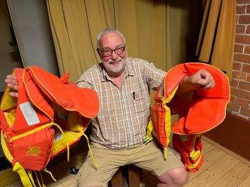 Andreas Zweigler kramte Schwimmwesten raus.