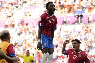 Keysher Fuller aus Costa Rica (M) bejubelt sein Tor zum 0-1.