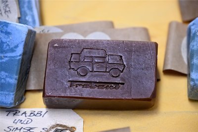 Diese Seife mit dem Trabant-Logo hat sie speziell für Männer kreiert: ein herber Duft auf der Basis von Bio-Olivenöl, -Kokosöl, Bio-Raps und -Rizinusöl.