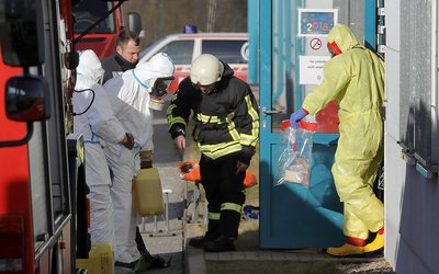 Kameraden der Feuerwehr verschlossen das Paket luftdicht.