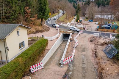 Künftig sollen die Radfahrer in Wolfsgrün auf dem Weg nach Neidhardtsthal die Bundesstraße 283 unterqueren, dafür wird der Radweg unter die Erde verlegt. Die Kosten sollen bei 625.000 Euro liegen.