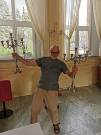Mike Schein putzte Kerzenleuchter.