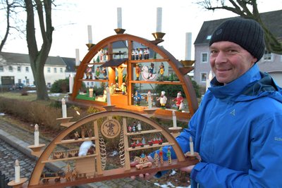 Seit zehn Jahren kümmern sich Mirko Beer und andere Saydaer um das gute Erscheinungsbild des Schwibbogens.