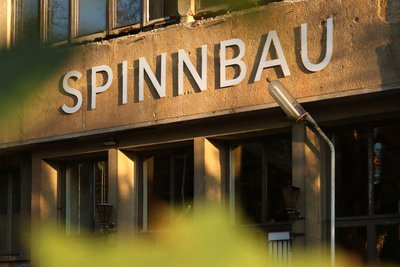 Viel los im und am Spinnbau: Zahlreiche Gastspiele sind beim „Theater der Welt“ hier zu Gast, und im grünen Innenhof wird das Festivalzentrum als Begegnungsort entstehen.