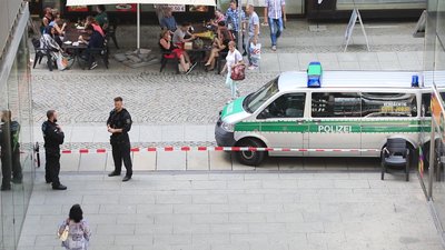Die Polizei sperrte am Montag Teile der Chemnitzer Innenstadt ab. Der Grund: ein herrenloser Koffer an der Zentralhaltestelle.