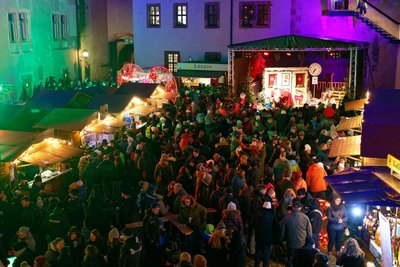 Im Innenhof herrschte dichtes Gedränge.