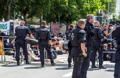 Polizisten vor einer Absperrung zu Gegendemonstranten