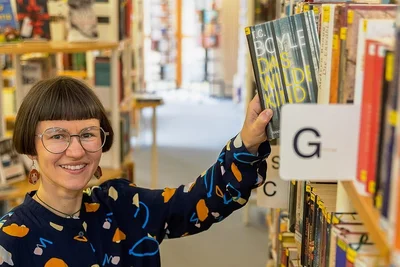 Stefanie Ender in der Bücherei Rodewisch, die von der Auerbacher mit betreut wird.