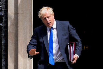 Der britische Premier Boris Johnson verlässt seinen Amtssitz in der Downing Street 10, um an der wöchentlichen Fragestunde teilzunehmen. Nach mehreren Rücktritten von Mitstreitern ist er in Bedrängnis. 