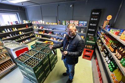 Inhaber Falk Müller im 24/7-Shop an der Fraunhoferstraße. Eingekauft wird mit dem Smartphone.