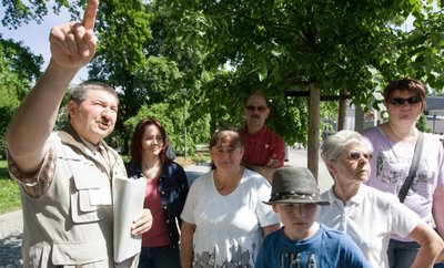 Lothar Rudeck (links) gehört in Plauen zu den derzeit rund 20 Stadtführern, die Touristen und Einheimische zu den Sehenswürdigkeiten führen und Informationen zur Stadtgeschichte geben. Das Team der Stadtführer wird nun verstärkt. 14 neue haben die Prüfungen bestanden.