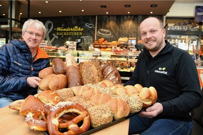 Bäckermeister Roman Wunderlich (links) beliefert jetzt den Edeka-Markt, im Foto Marktleiter Andreas Meißner, in Markneukirchen mit verschiedenen Brotsorten, Kuchen und Stollen.