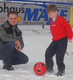 
              <p class="artikelinhalt">Der Vorsitzende des LSV, Jens Härtig (links), mit Moritz Weißgerber von der F-Jugend in Großhartmannsdorf. </p>
            