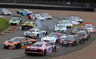 Chaos in der ersten Kurve nach dem Start beim Rennen am Sonnabend zu den ADAC-GT-Masters auf dem Sachsenring. Alle Kollisionen verliefen allerdings glimpflich.            