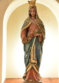 Die heilige Elisabeth steht jetzt im Eingangsbereich der Kirche und wird jetzt auch beleuchtet.