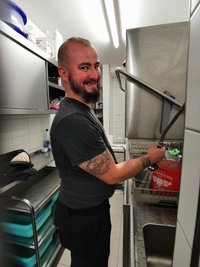 Diro Beutelschneider säuberte seine Küche im Fresstheater.