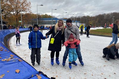 Christin Voigt mit Sohn Leo und Tochter Lotta sowie Thomas Biro beim öffentlichen Eislaufen.