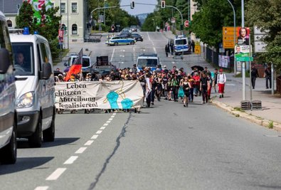 Teilnehmer des Gegenprotests auf ihrem Weg.