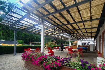Neben schönen Blumen soll der Sitzbereich des Gelenauer Freibades bald ein Dach mit PV-Modulen erhalten. 
