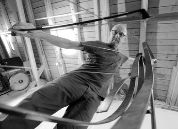 Hier war er in seinem Element: Steffan Claußner an der selbst gebauten Stahlbogenharfe. Er beherrschte alle musikalischen Ausdrucksformen, von tanzbar, himmelhoch jauchzend bis sensibel, tief betrübt. 