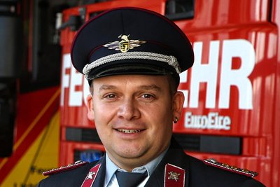 René Klein, Stadtwehrleiter von Lichtenstein, war zunächst skeptisch. Doch am Ende kamen seine Leute auch in Privat-Pkws gut durch - dank eines speziellen Utensils.