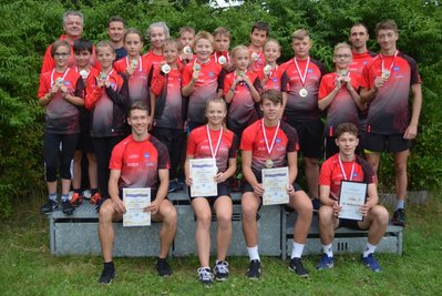 Die Eisschnellläufer des TSV Vorwärts Mylau beteiligen sich am Wochenende an der Aktion des Landessportbundes Sachsen "Zeit für den Neustart". "Wir planen am Samstag, ab 10 Uhr an unserer Rollbahn in Mylau, Lengenfelder Straße, ein Zusatztraining für unsere Sportler und laden alle interessierten Kinder der Umgebung ein, mitzumachen. Unter Anleitung von Cheftrainer Reiner Roth und weiterer Übungsleiter - natürlich mit Test beziehungsweise Impfnachweis - werden wir Athletik- und Rolltraining anbieten. Interessierte Kinder sollten in Sportsachen kommen und, wenn möglich, Inliner samt Schutzausrüstung und Helm sowie ein Getränk mitbringen", lädt Abteilungsleiterin Steffi Seifert ein. Der TSV Vorwärts versichert, dass sämtliche geltende Regelungen eingehalten werden. "Wir trainieren ausschließlich im Freien. Wenn es regnet, muss die Aktion leider entfallen, was wir natürlich nicht hoffen", so Steffi Seifert. Seit knapp zwei Wochen läuft beim Mylauer Verein das Training in den erlaubten Gruppen bis 20 Kinder wieder. "Alle sind dabei geblieben. Wir haben eine hundertprozentige Trainingsbeteiligung. Nach sechsmonatiger Pause haben sich alle wieder auf den Sport gefreut", schwärmt die kommissarische Abteilungsleiterin, die hofft, bald wieder solche Bilder wie im Foto beim Trainingslager im Sommer 2020 schießen zu können. 