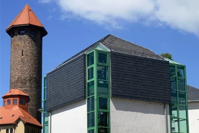 Der markante Anbau des Museums Auerbach, dahinter der Schlossturm, Wahrzeichen der Stadt. 