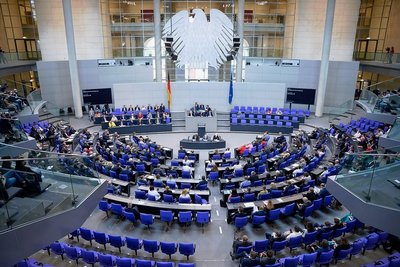 Im Bundestag sitzen in dieser Legislaturperiode 736 Abgeordnete - eigentlich sollten es nur 598 sein. 