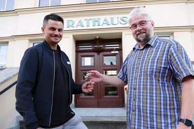 Von seinem Vorgänger Frank Lohr hat Martin Trinks (links) in der vergangenen Woche alle wichtigen Schlüssel erhalten.