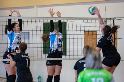 Die harten Angriffsschläge, wie hier von Janine Großmann (r.), brachten für die Milkauerinnen in Freiberg die Wende.