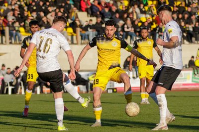 VFC-Kapitän Matheus Beal (Mitte) sieht sich in dieser Szene gleich zwei Gegenspielern des SC Freital gegenüber.