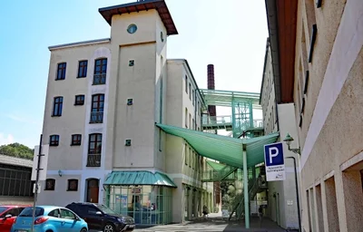 Der Komplex an der Plauenschen Straße in Werdau wurde Ende des 19. Jahrhunderts als Spinnerei Gabriel Schön errichtet. Zu den Mietern gehören heute unter anderem ein Fitness-Studio und eine Bildungseinrichtung. 