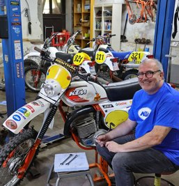 Lutz Würker aus dem St. Egidiener Ortsteil Lobsdorf bei letzten Handgriffen an seiner Maschine. Der 56-Jährige geht am Wochenende beim Classic-Enduro in Zschopau mit einer KTM, Baujahr 1978, an den Start.
