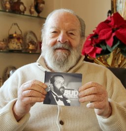 Ein Herzenswunsch geht in Erfüllung: Zufrieden und voller Stolz präsentiert Bud Spencer in seinem Wohnzimmer in Rom sein erstes Album.