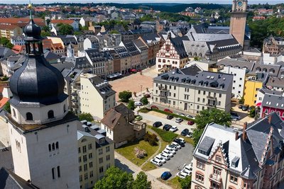 Blick aus der Vogelperspektive: Alle Häuser sind saniert, ein Neubau ist geplant. Nur das Gebäude Kirchstraße 3 verfällt seit Jahren.
