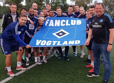 Die Plauener Michael Ulbricht (vorn links) und Karsten Repert (rechts) haben die Einladung von HSV-Präsident Marcell Jansen (7. von rechts) mit großer Freude entgegengenommen. 