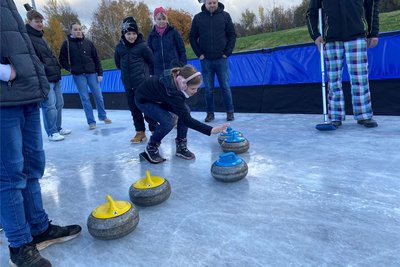 Isabella Lison probiert sich im Curling. "Es macht Spaß, ist aber schwer zu schieben", sagt sie.