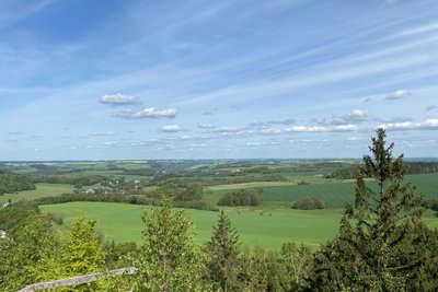 Vom Burgberg bei Lichtenberg genießen Wanderer einen herrlichen Ausblick.