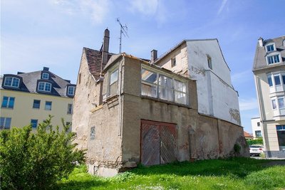 Kein schöner Anblick: Darf die Stadt das ungenutzte Gebäude Kirchstraße 3, in Sichtweite vom Altmarkt, abreißen? Auch Diakonie und Wohnungsbaugesellschaft WBG als Nachbarn sehen der Entscheidung entgegen.